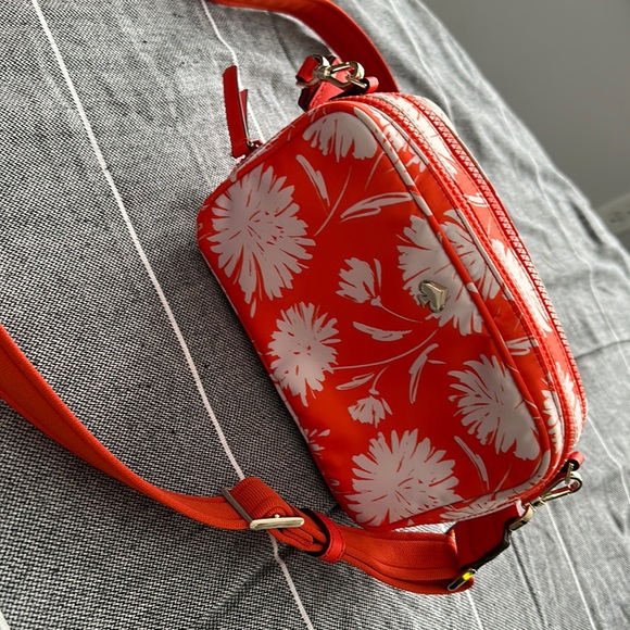 kate spade Handbags - 🎉ONE HOUR SALE🎉 Kate spade crossbody camera bag orange white floral